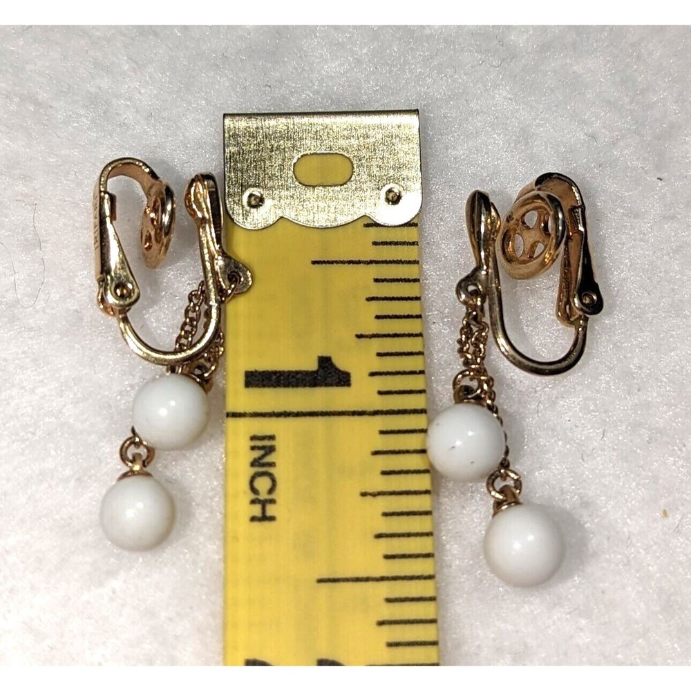 Crown Trifari Gold Tone Chain White Bead Dangle Vintage Clip Ons - Picture 3 of 10